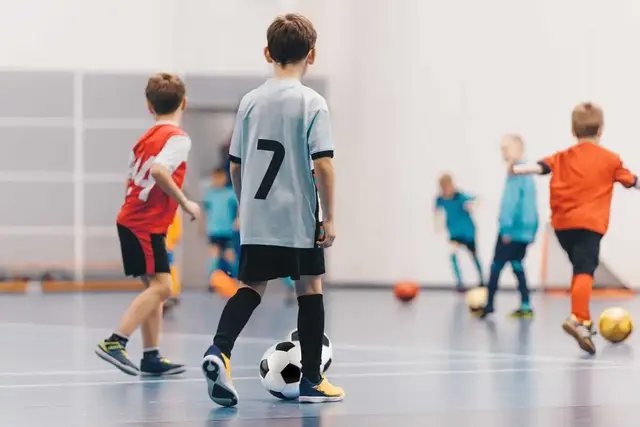 Barn spiller fotball i gymtimen